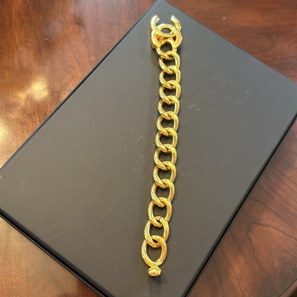 Vintage Chanel turn lock bracelet - Picture 8 of 14